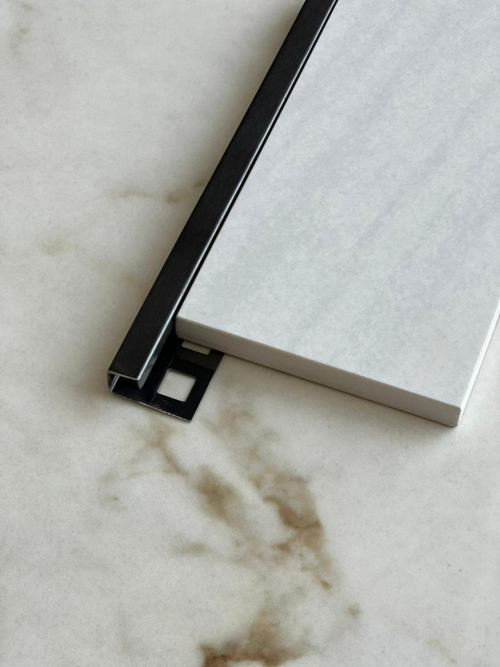 black-square-angle-spacer--131-35