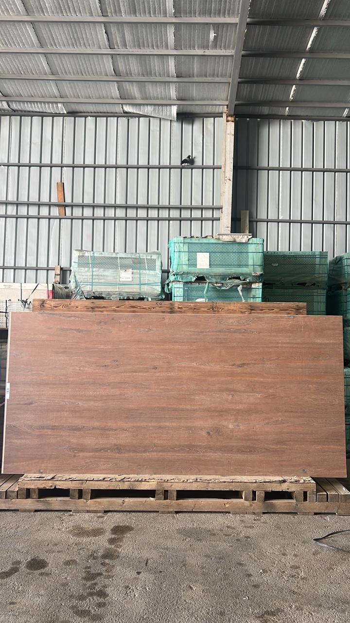 ROVERE ROSSO NATURALE | Italian Wood Look Porcelain Tiles – أرض الفخامة