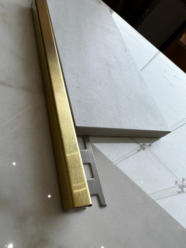 square-gold-brushed-corner-spacer--129-32