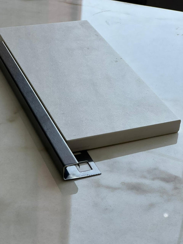 black-square-angle-spacer--131-35
